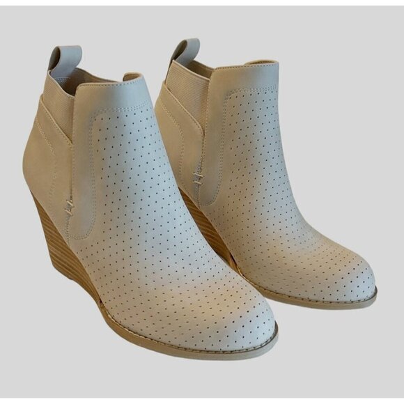 DV by Dolce Vita Women's Gerdy Bootie Beige Faux Suede Ankle Size 8 NWOB - Picture 2 of 8